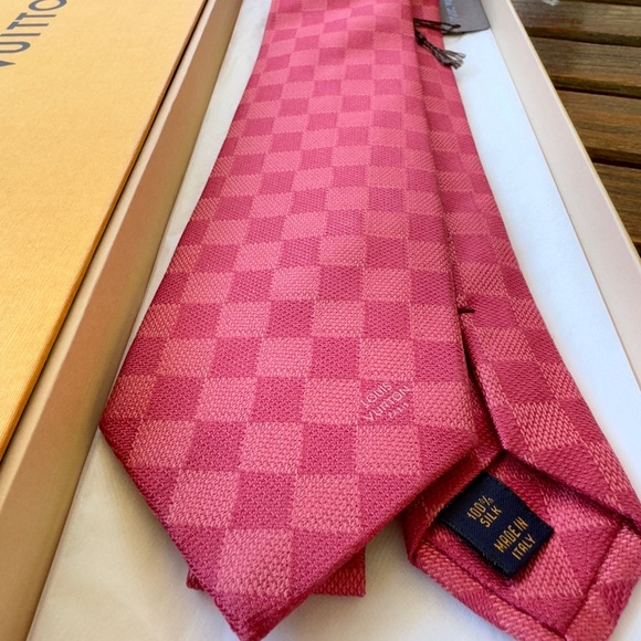 🔥🎁LV HOLIDAY 25’🎁🔥🆕💯LOUIS VUITTON STRAWBERRY DAMIER MONOGRAM TIE🔥HOT💯 - Picture 1 of 17